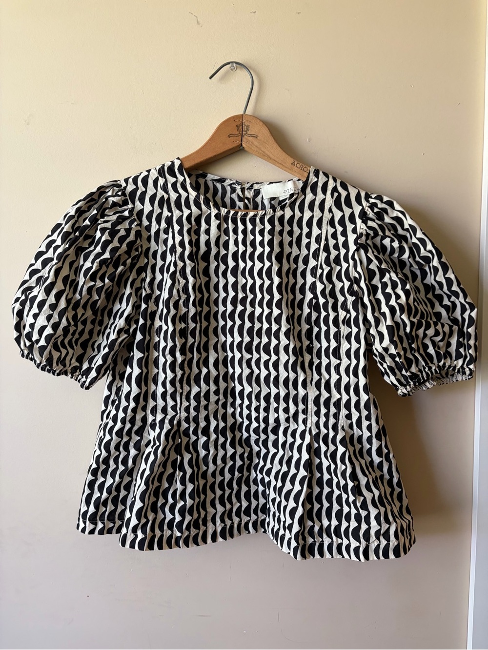 Pinch Black and White Geometric Puff Sleeve Blouse